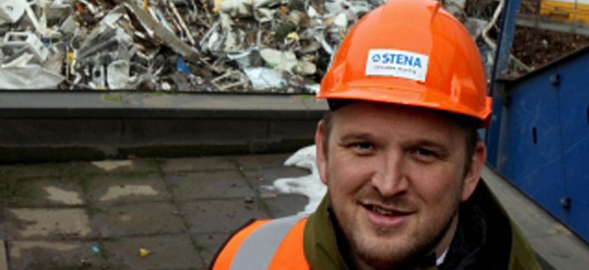 Samferdselsminister Jon Georg Dale fikk oppleve gjenvinning på sitt mest håndfaste da han besøkte Stena Recyclings anlegg i Skien 26. februar.