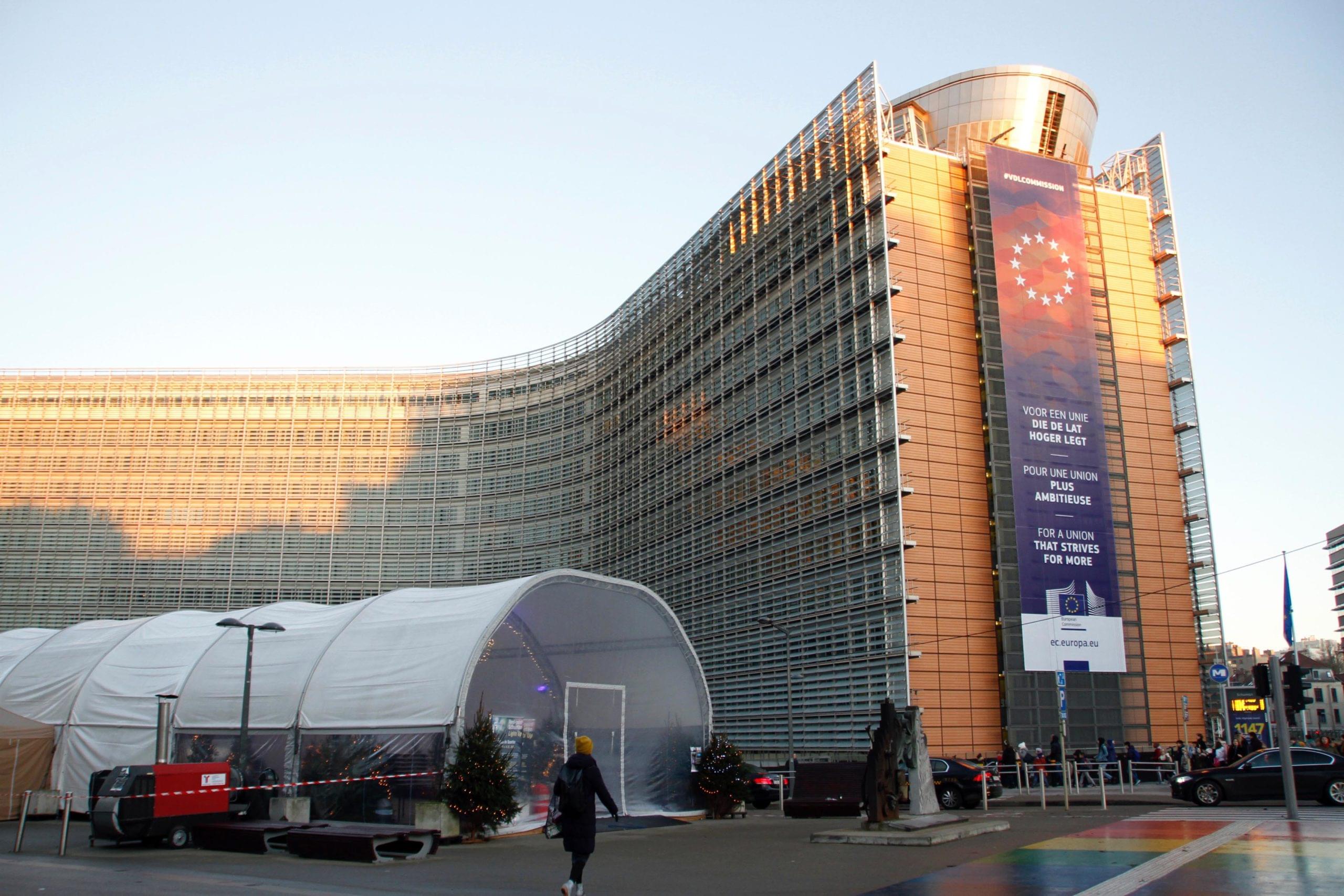 Berlaymont-bygningen i Brüssel hvor Europakommisjonen har sitt hovedsete er i disse dager preget med den nye kommisjonens slagord: For a union that stives for more