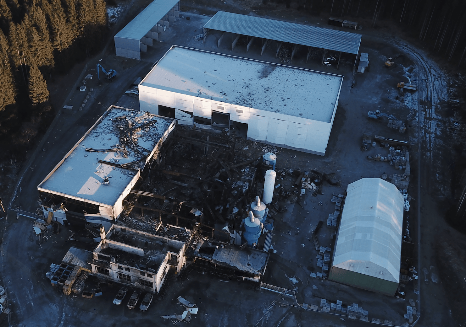 Slik så Metallco ut fra lufta etter eksplosjonen 17. november. Produksjonshallen er bokstavelig talt blåst bort. Foto: Alexander Ranum Nilsen.