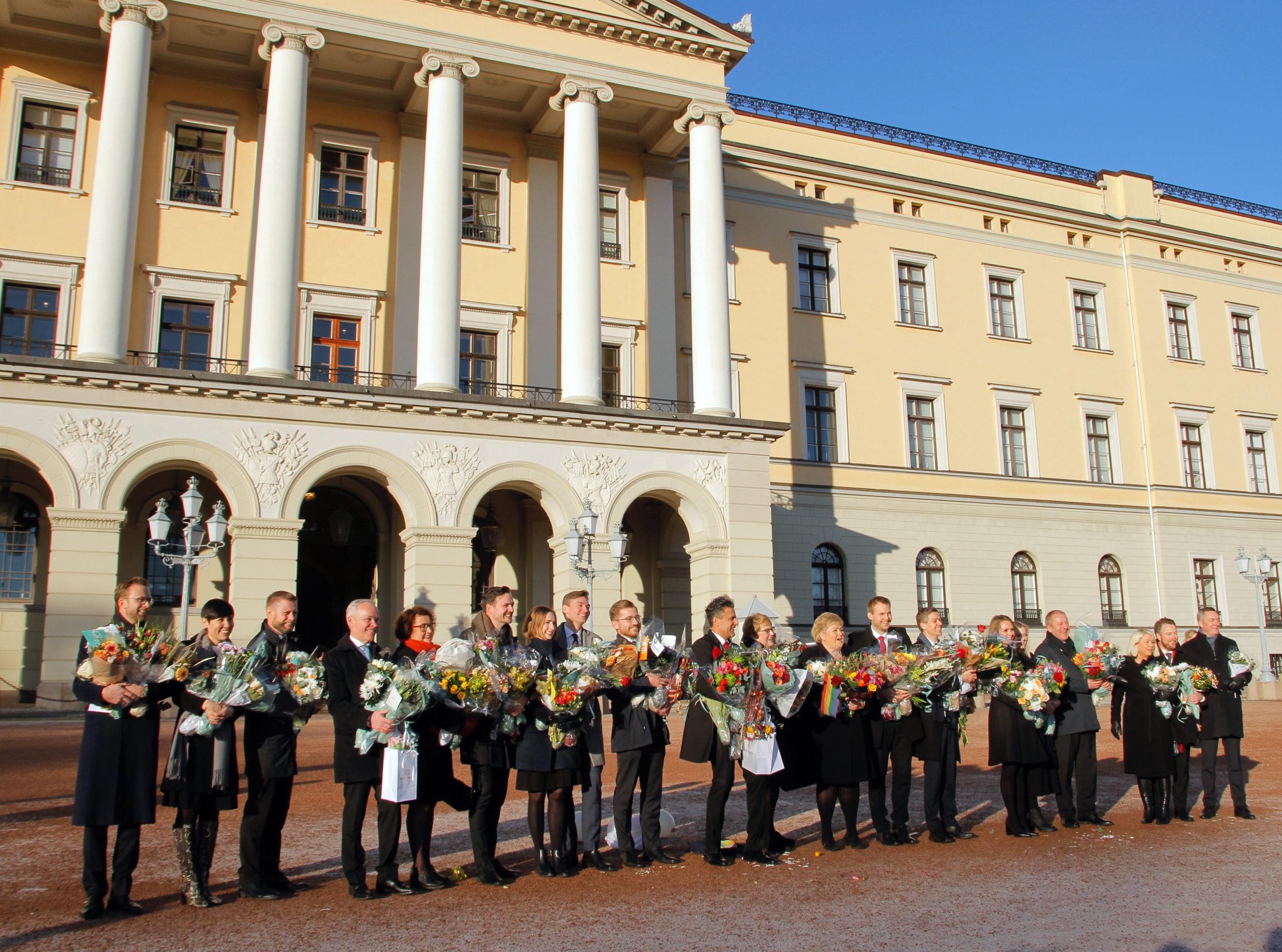 Den nye regjeringen som er utgått fra Høyre, Venstre, og Kristeleg Folkeparti ble presentert på Slottsplassen fredag.