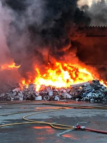 Brannen i EE-avfallet utviklet seg raskt og da nødetatene kom til stedet brant det kraftig. Foto: Politiet. Brannen oppsto i et lager av EE-avfall hos bedriften Metallco EE Norge i Hunndalen ved Gjøvik. Ifølge brannvesenet var det et lager av EE-avfall på rundt 200 tonn som brant og røykutviklingen var kraftig. Beboerne i området ble derfor varslet via SMS-meldinger om at evakuering ville bli iverksatt. Daglig leder Morgan Brenden vil ikke spekulere i brannårsaken, han sier til Oppland Arbeiderblad at det er vanskelig å gardere seg helt mot denne typen branner. Brenden forteller videre at noen binger for oppbevaring av avfall er ødelagte og må rives, men at det ellers er beskjedne bygningsskader. Han beklager overfor beboerne som ble evakuert og roser nødetatene som reagerte raskt og effektivt. Han sier også at bedriften har oppsamlingstanker for slukkevannet og raskt fikk inn pumpebiler som fraktet vannet til renseanlegget i Raufoss industripark, slik at det ikke har vært avrenning som kan forurense Hunnselva. Brannvesenet satte inn store ressurser, i løpet av kort tid var seks tankbiler og et mannskap på 30 fra Gjøvik og flere nabokommuner på plass. Det ble jobbet med fullt røykdykkerutstyr og brannen kom relativt raskt under kontroll. Beboerne kunne flytte hjem igjen i løpet av dagen og Gjøvikbanen ble også åpnet for trafikk igjen.