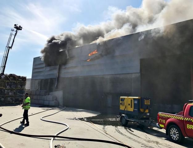 Sommerens brannsesong ble innledet med en ny storbrann hos Revac, som ble vanskelig å slukke fordi det brant inni et bygg som kunne rase samme. Foto: Vestfold Interkommunale Brannvesen.