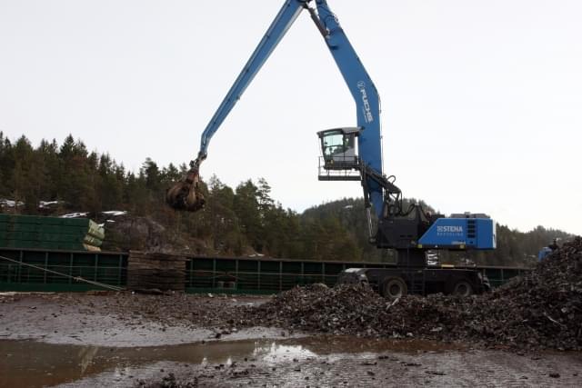 Jernet fra fragmenteringsverket lastes direkte i båt med noen av landets største gravemaskiner. Denne båten skal ha med seg 3900 tonn til et smelteverk i Spania.