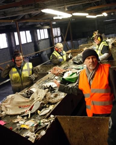 Oppe på sorteringslinja gjenkjente Per Haakonsen en Gilde-kasse før den ble nappet til side og sendt ned i båsen for denne plasttypen.