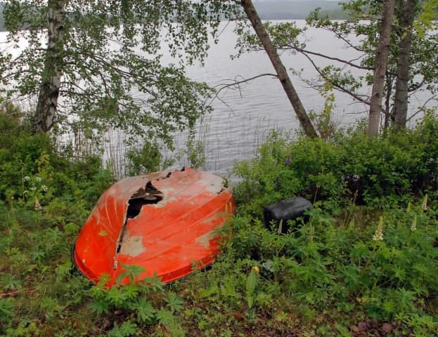 Tiltakene som ble satt inn for to år siden har ikke fått de «herreløse» båtene vekk fra strender og bukter – blant annet fordi det ikke er mulig å finne ut hvem som eier dem.