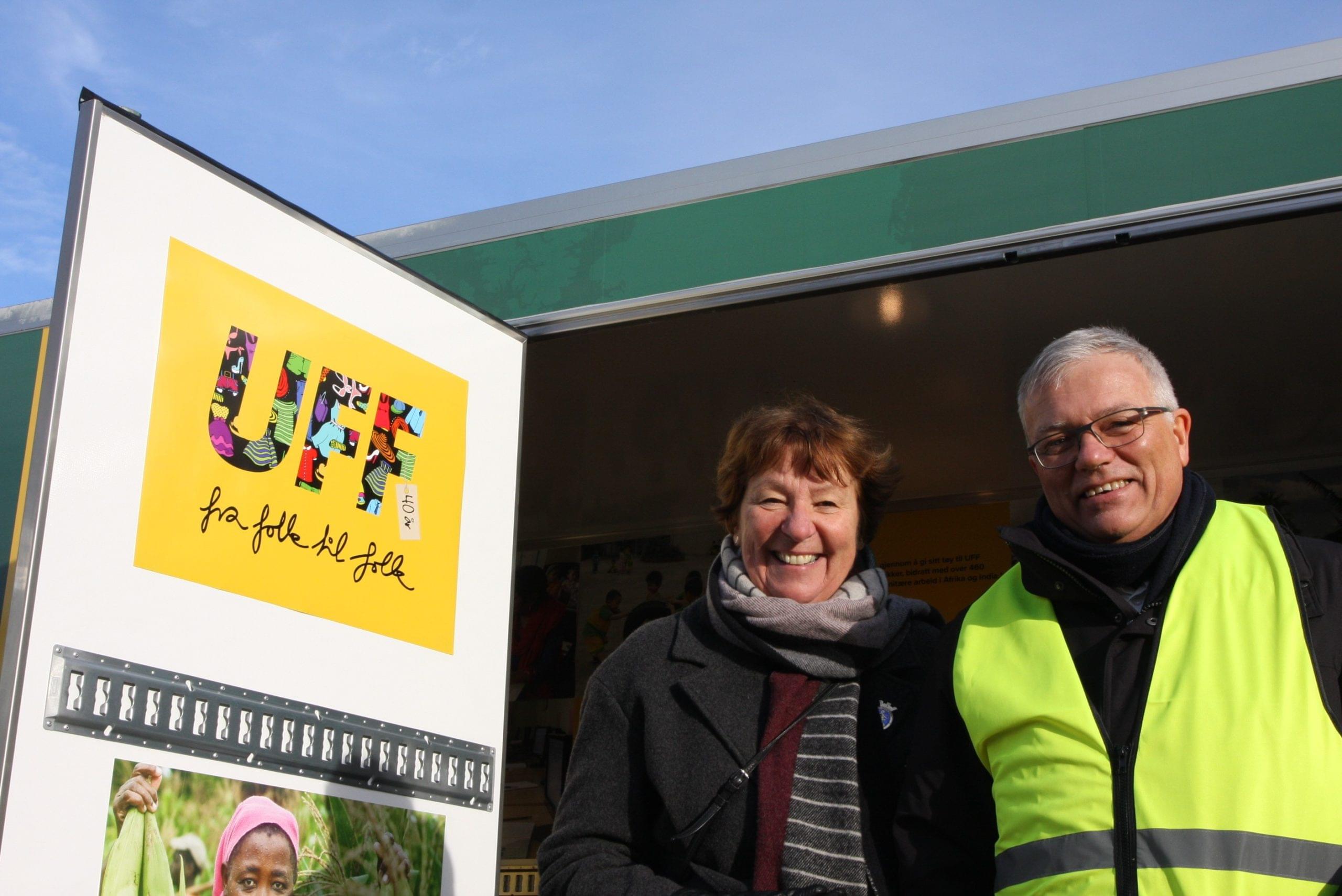 Oslos ordfører Marianne Borgen og UFF Norges styreleder Trond Narvestad skinte om kapp fra lasterommet på den nye elbilen.