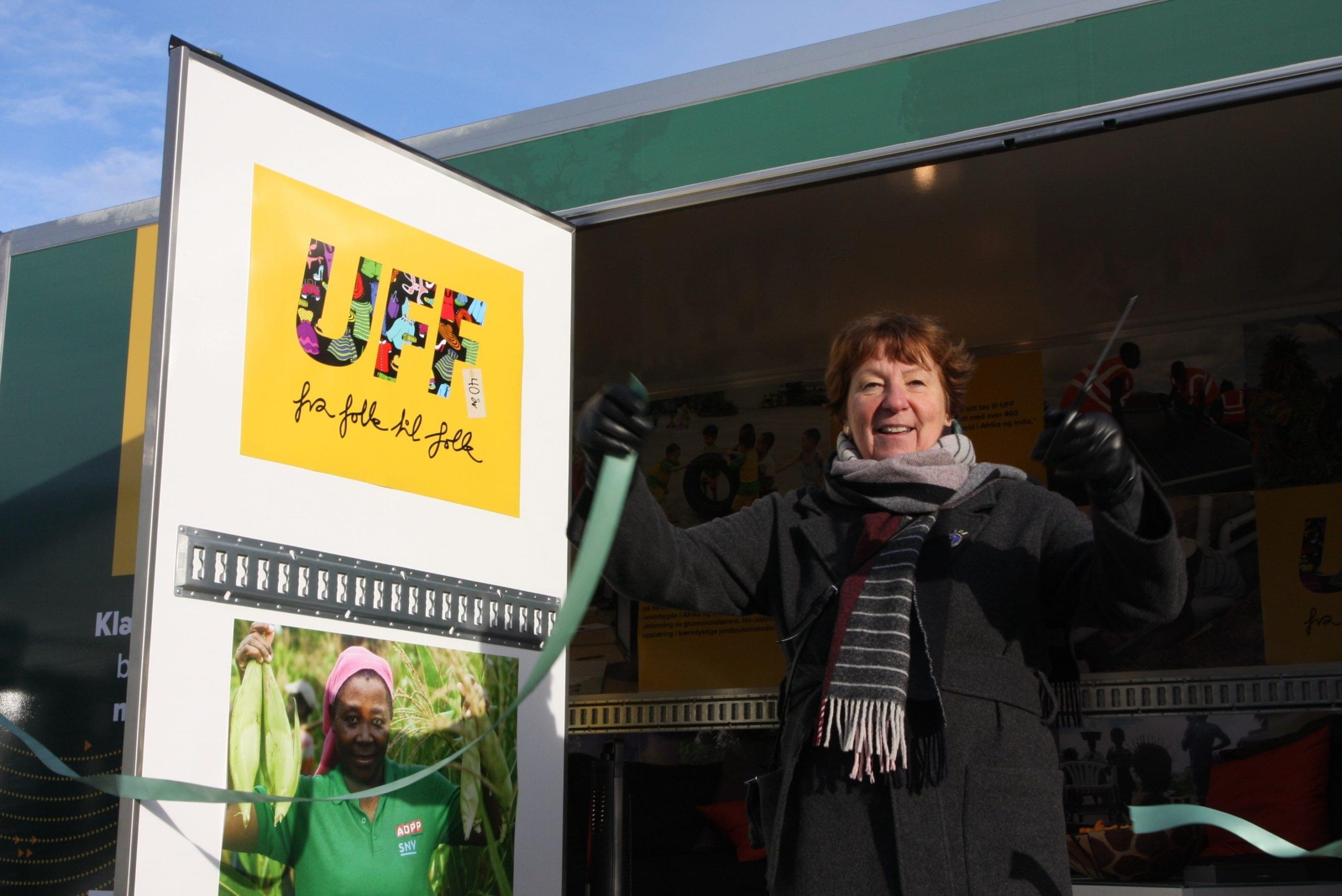 <small><i> Marianne Borgen har etter hvert blitt en rutinert snorklipper og fikk forsamlingen med seg på en nedtelling før snora måtte til pers. </small></i> 